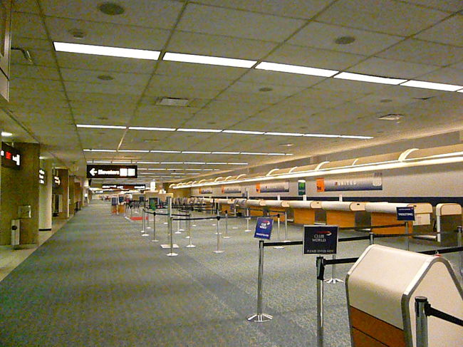 夜中２３：００時の　オーランド国際空港のチェクインカウンター、誰もいません。