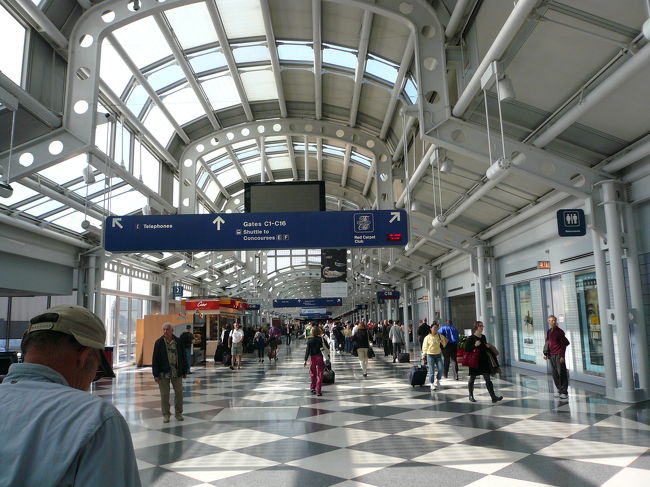 シカゴ・オヘア空港　で　乗り継ぎです。
