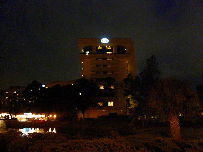 HILTON in the WALT DISNEY WORLD Resort<br /><br />の全景。　部屋は正面のHILTONマーク　右側の最上階の部屋でした。