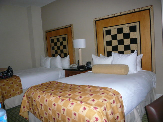 部屋はダブルベッドが２つでソファー付で充分広かったです。