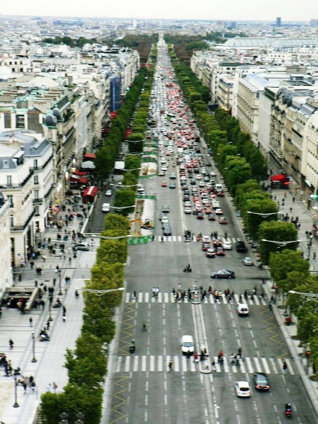 エトワール凱旋門から見る昼間のパリの街並み。