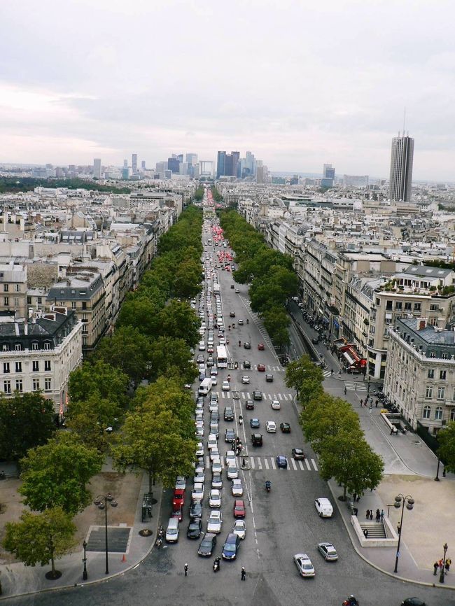 エトワール凱旋門から見るパリの街並み。