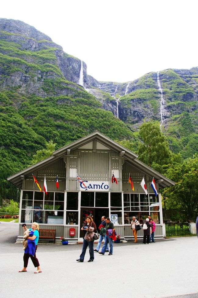 グドヴァンゲンはカフェ、お土産店が一軒あるだけで他には何もありません。<br />