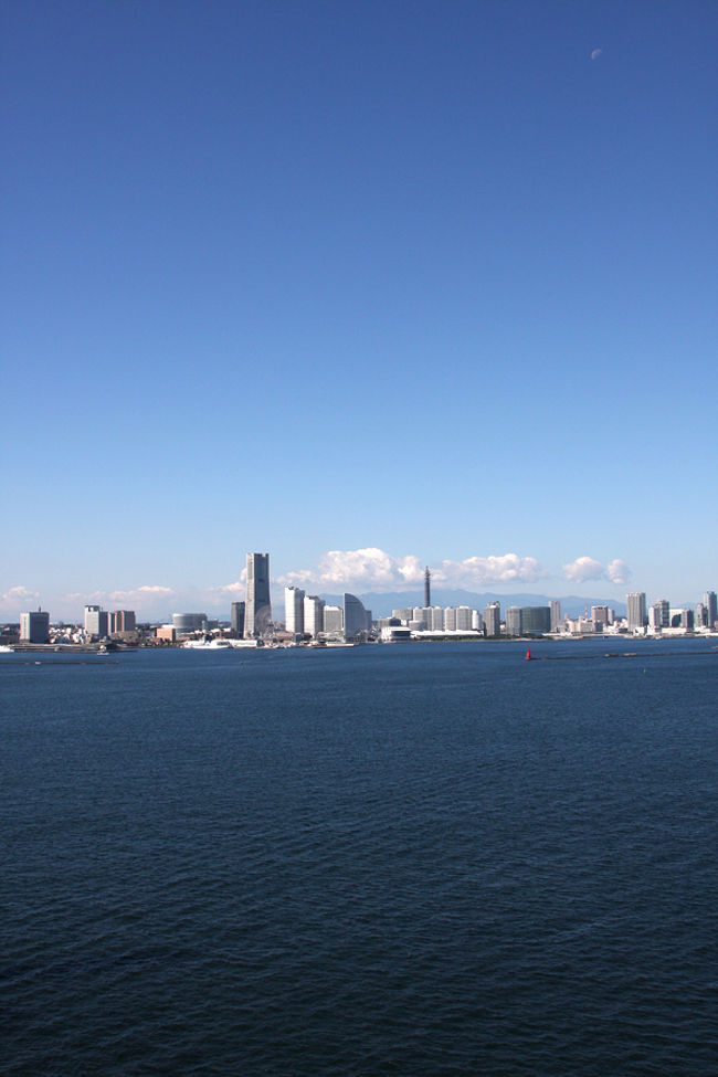 みなとみらいを一望できます。<br />方向的に日が沈む方向ですので、夕暮れ時は綺麗な景色が見れると思います。<br />展望台の中には、様々な写真が展示されています。<br />ここからの景色も多数ありました。夕暮れや、日が沈んでからも訪れてみたいなぁ。