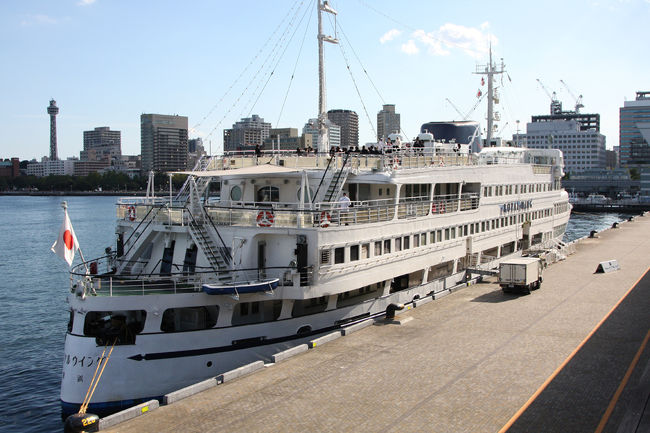 大さん橋の船の上で結婚式が行われていました。<br />こんな所で式上げられるんですね。<br />一生の思い出ですね。