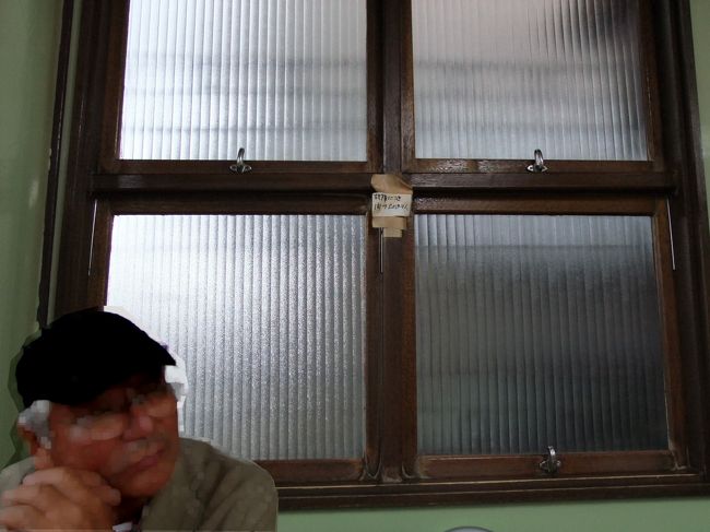 昭和レトロな雰囲気が素敵なお店。<br /><br />１５時近くの入店だったのですが<br />沢山のお客さんがいてびっくり！<br />そしてほとんどの方が<br />掛けチャーハンや塩ラーメンを<br />頼んでいるようでした。