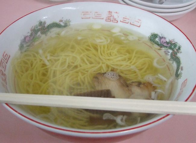 塩ラーメン。<br />底が見える程に澄んだスープなのですが<br />味はとても力強いです。<br />でも隠し味に生姜が入っているので<br />しつこくなく、あっさりしています。<br />星龍軒は三つ葉が入っていたりしましたので<br />そのお店によって隠し味が色々あるようですね。