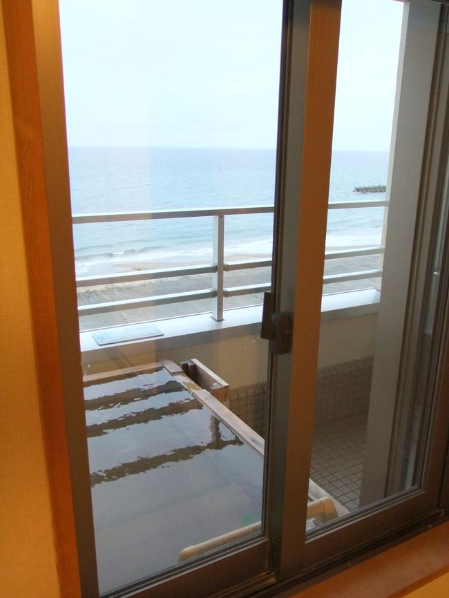 こちらは客室露天風呂です。<br />洗面所からシャワー室を経て外へ出た<br />ベランダ部に設置されています。<br />この写真だと解り辛いですが<br />なんと！掛け流しなんですよ〜♪<br />お湯加減も丁度良く極楽極楽〜♪<br /><br />ちなみにこのお風呂用に<br />バスローブが用意されています。