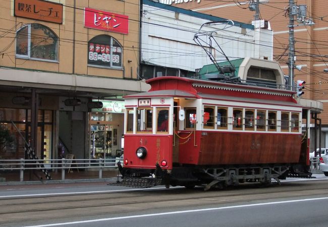 汪さんから出た所で<br />ハイカラ号を見かけました。<br />乗員の方もハイカラな格好をしてて<br />ちょっとビックリ！