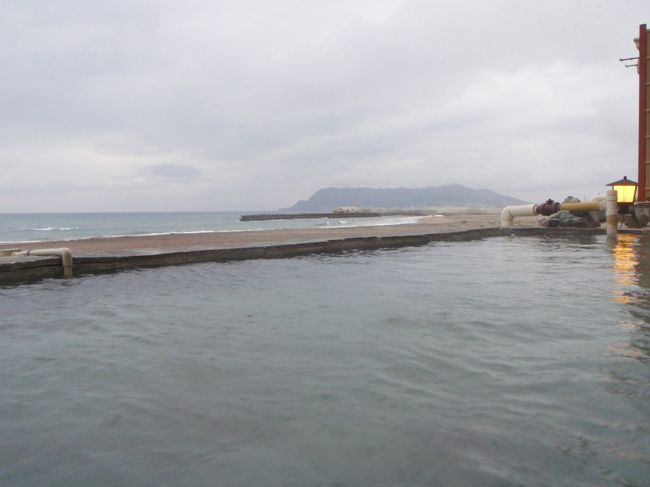 お湯に浸かるとこんな感じ。<br />なんと贅沢なお風呂なんでしょう。<br /><br />ここのホテルの大浴場は<br />タオルとバスタオルが使いたい放題です。<br />また冷麦茶も用意されていて<br />湯上りも気分良く過ごせます。<br /><br />この後暫し休憩をして<br />函館山の夜景を楽しむ予定なのですが<br />どうも雲行きが怪しい…。<br />お風呂に入っている間<br />山頂付近は何度も雲に隠れるのです。<br />両親に夜景を見せたかったけど<br />もしかしたら…と<br />嫌な予感が脳裏をよぎります。