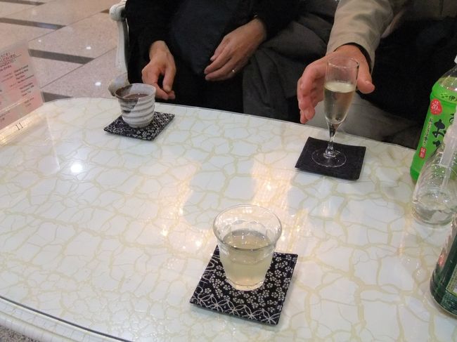 チェックインは<br />ウェルカムドリンクを飲みながら。<br /><br />父はシャンパン、母はココア<br />私はリンゴジュース。<br /><br />ここで担当の仲居さんを紹介され<br />なんと名刺まで頂きました。<br />裏には出身地やコメントが書かれていました。<br />私達の担当のTさんは旭川のご出身。