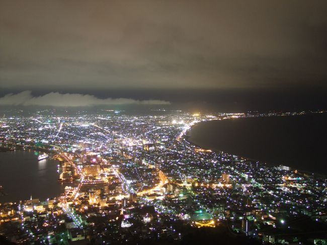 でもその不安も取り越し苦労だったようです。<br />この様な素晴らしい夜景が見られました！<br />良かった良かった(^o^)<br />でも山頂の路面は濡れていたので<br />少し前までは雨が降っていたようです。<br /><br />私達が行った頃は<br />年一回のロープウェイの点検整備期間で<br />観光客は各自車かタクシー、バスでしか<br />登る事が出来ませんでした。<br />お陰で山頂付近は混雑しており<br />私達が行った時間（18時頃）は<br />八合目から渋滞していました。<br />でも帰る頃は渋滞も解消していたので<br />夜景を見てから食事に行く方が多いのかも。