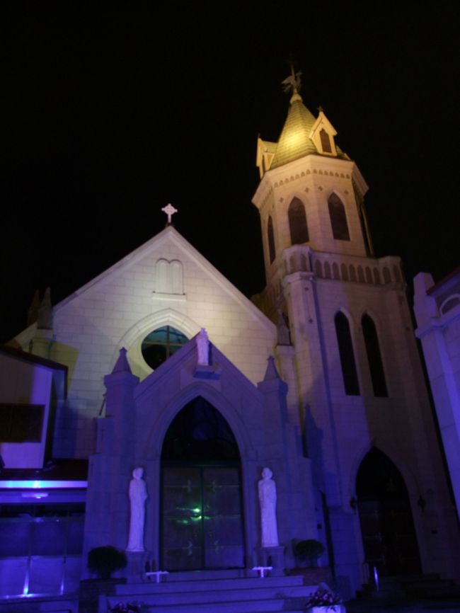 毎回思いますが<br />このカトリック教会のライトアップは<br />ちょっとやり過ぎのような気がします（笑）<br />ディズニーランドみたい。