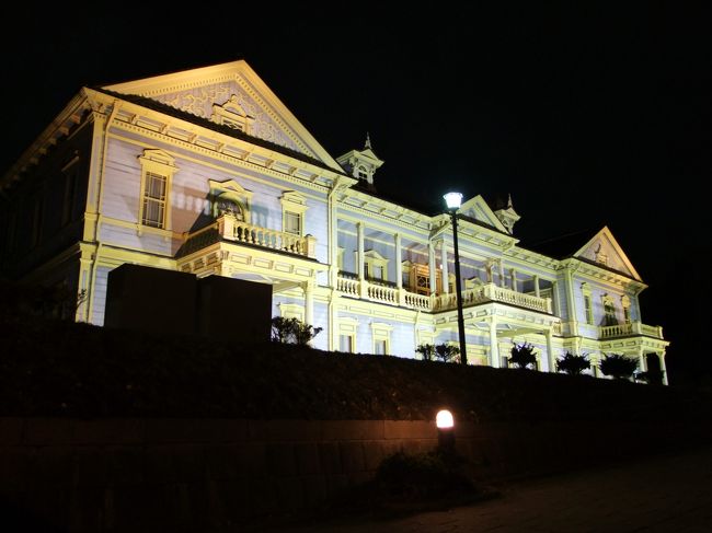 公会堂まで来たら、結構な時間になってしまい<br />夕食の時間に遅れそうだったので<br />慌てて車に乗り込みました。<br />そしたら急に土砂降りの雨が！！！<br />間一髪でした。<br />夜景やライトアップを楽しむ前と<br />楽しんだ後に雨が降ったのです。<br />もうこれは奇跡としか思えません（笑）<br /><br />どなたかのブログで拝見したのですが<br />ホテルのスタッフの方のお話によると<br />夜景を見られた人と見られなかった人では<br />チェックアウトする時の表情が違うそうなんです。<br />函館山の夜景はやはり函館観光の<br />クライマックスなんでしょうねぇ。<br /><br />