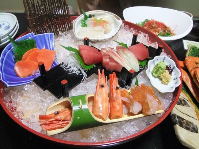 土砂降りの中ホテルに戻り夕食です。<br />食べるのに夢中で写真は少なめ…（笑）<br /><br />写真はお刺身の盛り合わせと<br />ほうれん草のサラダ（右上）