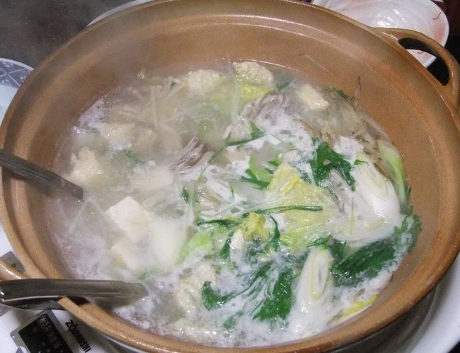 知床鶏の鍋。<br />コラーゲンたっぷりで美味しかった〜♪<br /><br />今回私達は和食膳のプランで<br />個室での食事だったのですが<br />個室を使えるのはとても嬉しかったです。<br />このサービスもまた贅沢ですよね〜。<br />ちなみにこのホテルの夕食はビュッフェ形式と<br />鉄板焼き形式もあるそうで<br />特にビュッフェ形式ではステーキもあったりして<br />かなりの人気なんだそうです。