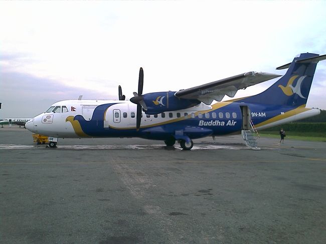 １０月５日 <br />今日はマウンテンフライト。あいにくの曇りにて、町からはエベレストは見えないが、飛行機だと雲の上から見えるということで期待高まる。 <br />