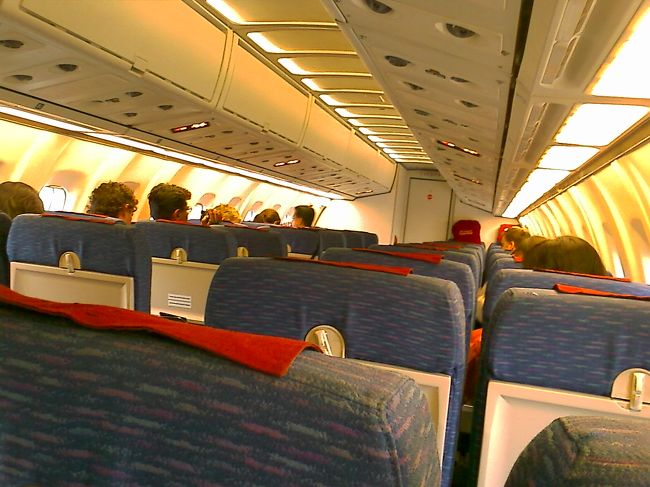 定刻の６時３０分よりちょっと遅れて搭乗開始。プロペラ機で席は左右２人がけずつだけど、窓側の席のみアサインされているよう（あたりまえか）