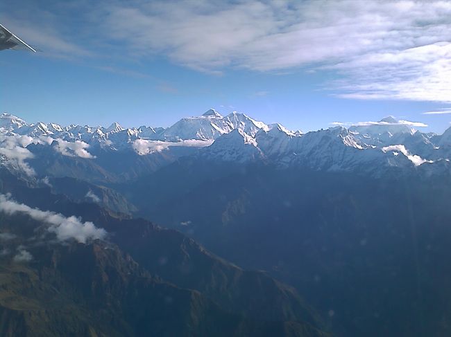 で、ヒマラヤ山脈ですが、すばらしいの一言でした。もちろん、エベレストも見えました。白い雪をまとった山々に感動しました。 <br />