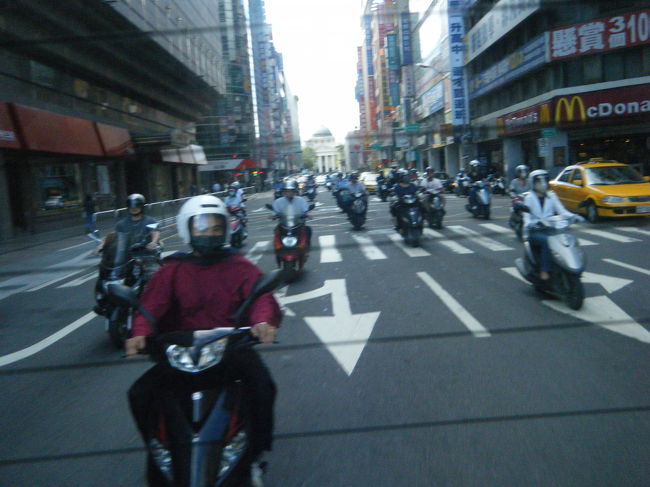 台北にはとにかくバイクが多い。そもそも人が多いらしく全ての交通機関が飽和状態でした。ツアー用にチャーターした車の背後にも、こんなにバイクが・・・