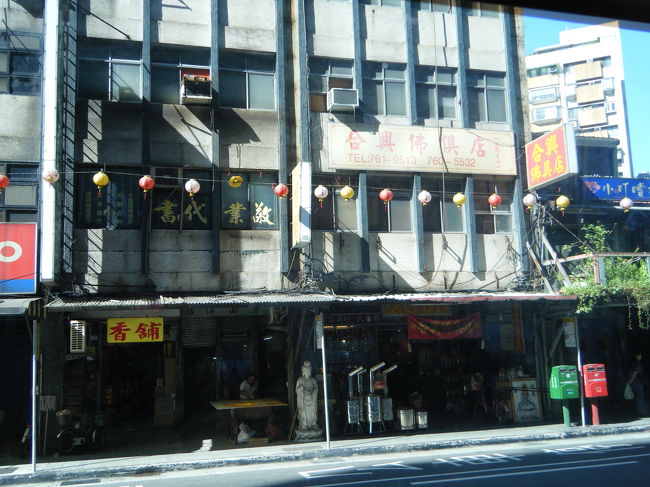 続いて、ゴトゴト言うバスで九フンに向かいます。日本では絶対にないような音、振動のバスで、乗り心地はイマイチだな・・・と思っていたのですが、帰りに乗ったバスは新しく、非常に快適でした。どんなバスになるかは、運次第のようです。