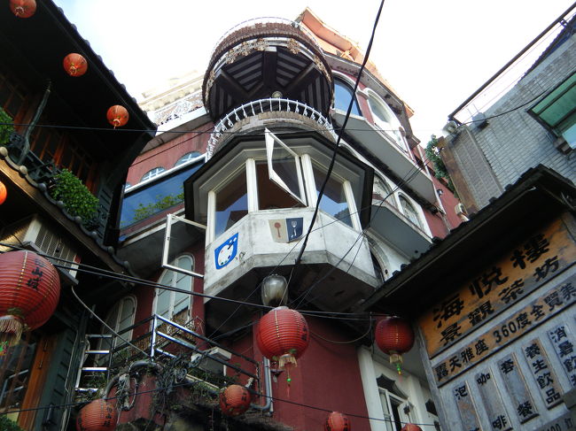 赤い提灯と建物のマッチングが絶妙です。