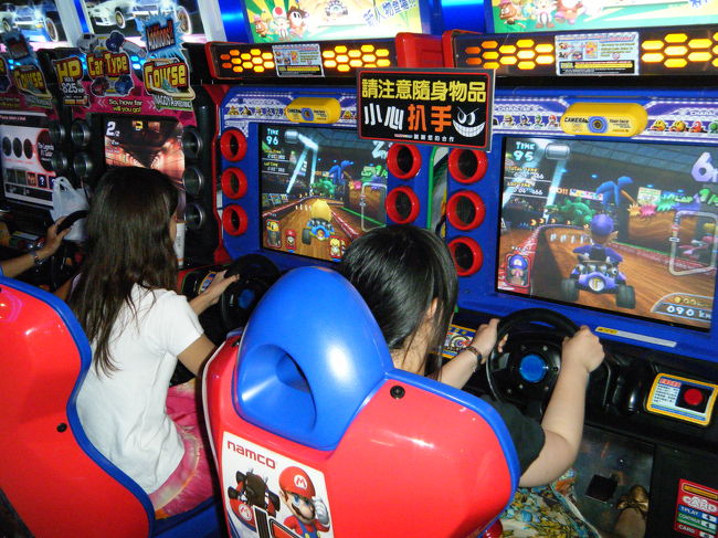 オタクビルにはたくさんのフィギュア販売店がありましたが、それでも予想を遥かに下回るオタクぶりで、少々残念。５Ｆにあるゲームセンターで、マリオカートや太鼓の達人をプレイ。