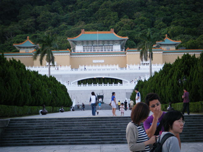 故宮博物院にも言ってきました。実は原住民博物館＆公園のすぐ近くにあります。<br />土曜日の夕方五時以降は無料で入れるそうなので、混んでいるかもしれないと心配していたのですが、さほどでもなかったです。目玉の白菜もすぐに見ることができました。非常に大きい博物館ですが、美しい陶器をたくさん見ていると全て同じに見えてしまう私には少々退屈でした。。。