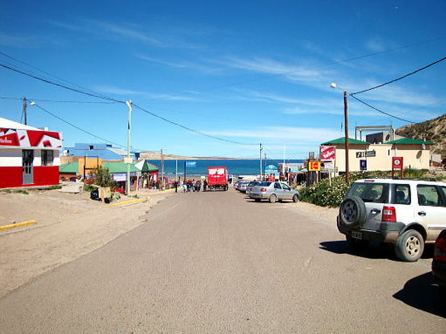 そしてこのツアーのメイン、鯨ウオッチングです。プンタ・ピラミデという小さな町から遊覧ボートが出ます。