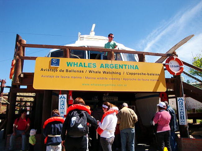 遊覧ボートのオフィスです。意外に観光客がいっぱい居てビックリしました。