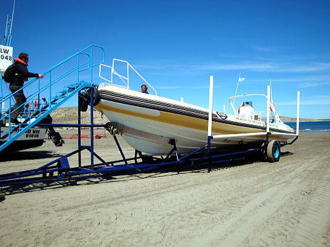 このボートに乗って行きます。