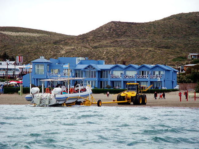 岸壁が無いのでこのようにボートを台に載せてトラクターのような車で海の中まで運びます。