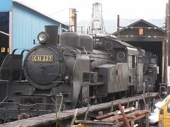 駅の構内奥に機関庫があった