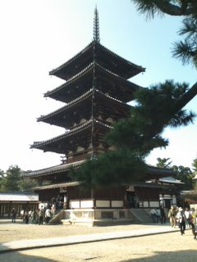 修学旅行生が沢山いてちゃんと見れませんでしたが、<br />塔の中には色々な彫刻？がありました。<br />