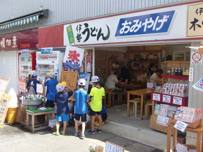 この子たちは地元の子でしょうか？<br />観光地とは言っても、そこに住む人にとっては生活の一部なのだし、こういう光景を目にできるのが旅の醍醐味だと思います。