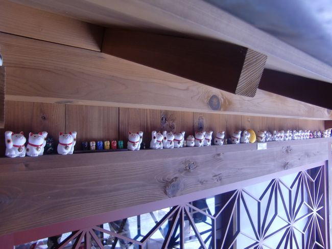 建物の軒にはこんな住民もおります。