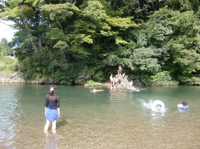 boy,boy,boy,girl and boy.<br /><br /><br /><br />ちなみに子供たちが登っている岩は烏帽子岩というらしい。