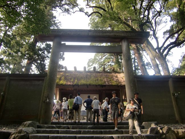 ようやく本殿到着…って、ここで終わり？中は入れないの？知らなかった…。<br /><br />文字通りの門前払い。下手したらオランダ坂、時計台と並ぶ「日本三大がっかり」にノミネートされそう。