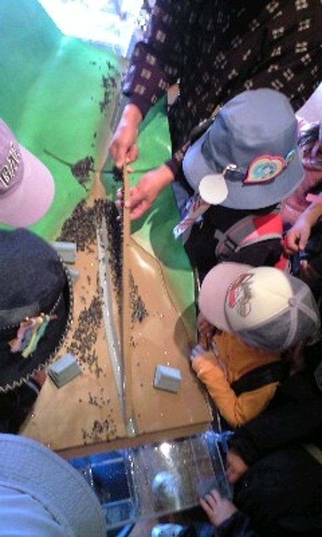 このような資料館も。<br />こちらは土石流の災害を再現した模型。<br /><br />熱心なこどもたち。