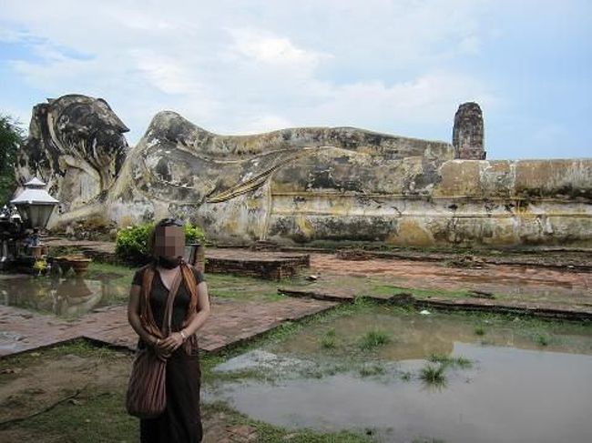 今回は実は12年前にイギリス留学時代に友達だったタイ人警官CとFacebookで再会し、夜バンコクで会う約束をしている。彼の担当地区がバンコクとアユタヤなので、アユタヤのツーリストポリス <br />に私の世話をするよう話しておいてくれたらしいので、とりあえず署まで行ってみる。名前を言うと、どうぞどうぞ、と部屋に通され、日本語を話すオフィサーを紹介される。彼が今日案内をしてくれるらしい。すげー、Cさん。Cさんはかなりえらい人らしい。 <br /><br />日本語を話すオフィサーがまず連れて行ってくれたのはワット・ロカヤスタ。全長28mの寝仏。<br /> <br /><br />