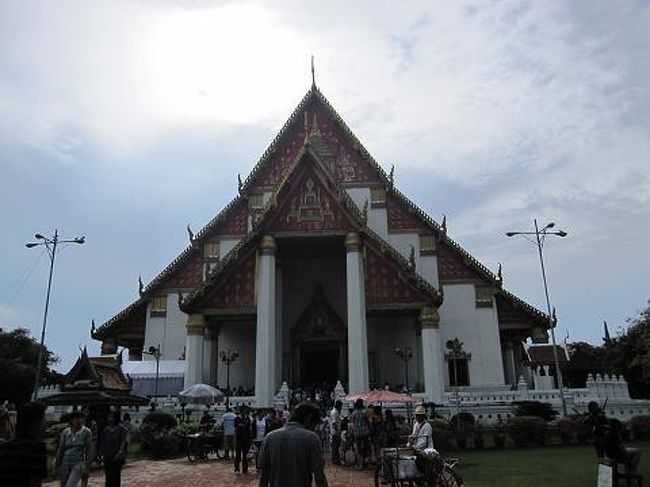 ウィハーン・プラ・モンコン・ボピットという寺院。ビルマ軍に壊されて再建したもの。実はアユタヤにある遺跡のほとんどがビルマ軍に壊されている。今はミャンマーとの関係はいいらしいけど、ミャンマーに行ってきたばかりの私はなんとも複雑な気分だった。<br /> <br /><br />