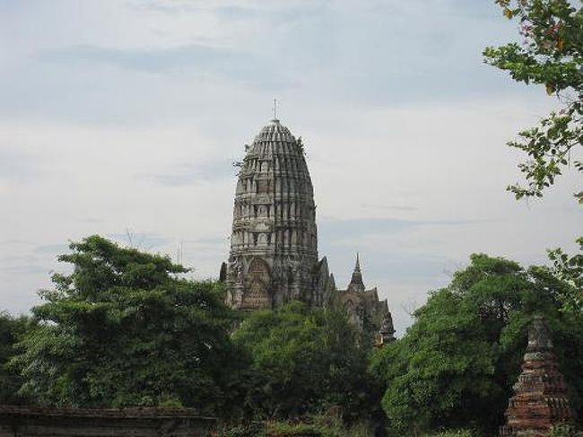 木々の間からにょきっと顔を見せる寺院はなんだかラピュタっぽい。 