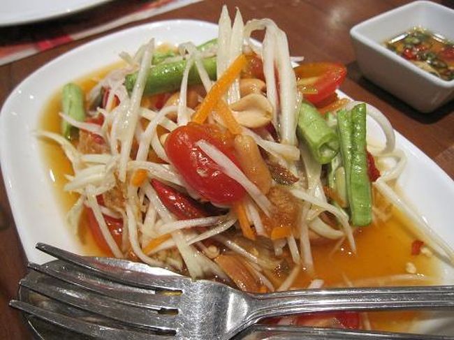 観光が終わる頃にはまた雨が降り出した。雨季の終わりとはいえ、こんなに雨が降るのは珍しいらしい。案内してくれたオフィサーにお礼を言い、4時45分のバスに乗ってバンコクへ。6時半にバンコク到着。ターミナルに迎えに来てくれた友人Cと11年ぶりの再会。うわー、不思議だー。やっぱりお互い老けたなあ。そしてCの英語は少し衰えた感がある。当時は私なんかより全然上手だったんだけどなあ。 <br /><br />Cの車で（新しい日本車。いい仕事だし独身だし金持ってるんだろうなあ）夕食へ。お互いの近況をキャッチアップする。しかし11年のブランクは大きい。夕食に行ったのはとっても近代的なショッピングセンターにあるこじゃれたタイ料理やさん。インテリアもとても素敵で、1品100−300バーツ（普通1食50バーツ以内で食べれる）もするのでびっくりする。それでも日本よりは安いけどさ・・・ソムタム。辛くしてといったけどからさ控えめだった。レストランは基本的にからさ控えめで上品な味らしい。<br /> <br /><br /><br /> <br /><br />