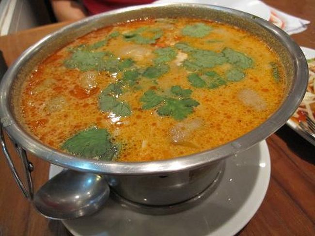 トムヤムクン。海老たっぷりでおいしい〜。これも上品な辛さ控えめの味。