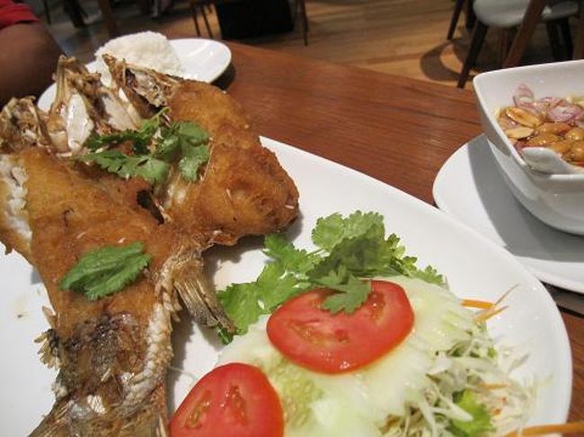 揚げた鯛のスウィート＆サワーソース。からりと揚がっていて実は淡白で柔らかでとてもおいしかった。おごってもらったのでいくらか不明だけど、豪華な食事だった！ <br /><br /> <br /><br /><br />