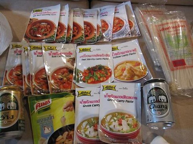 同じモール内のスーパーで食材買出し。ソース類を大量購入。ほとんど日本で買えるものなのだけど、タイはかなり割安。 <br />