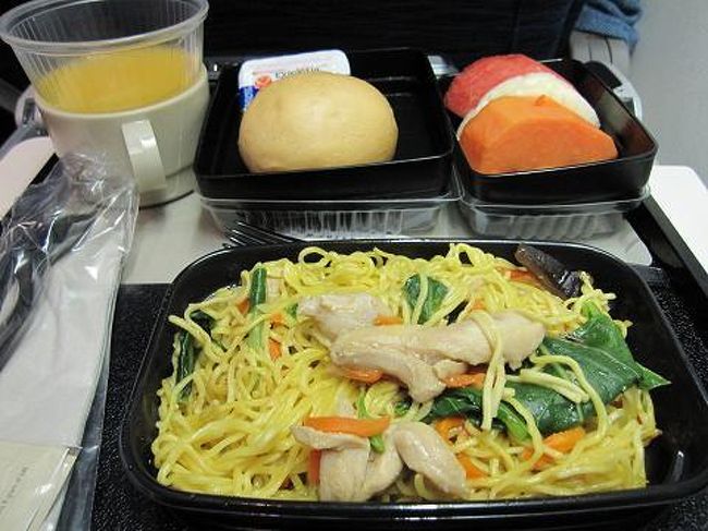 バンコク市内から空港まではCさんがなんとパトカーで送ってくれることに。自分の車もあるのだけど、パトカーだと高速道路がタダらしい。もちろんスピード違反も関係ない。さすが警官。ということであっという間に空港到着。ありがとう、Cさん！ <br /><br />UAの成田行きはなぜか出発時間が早まっていて、6時35分になっていた。朝食はほうれん草オムレツかタイ風チキンバーミーだったのでもちろん後者。かなりオイリーだったけど、おなかがすいていたので完食。 