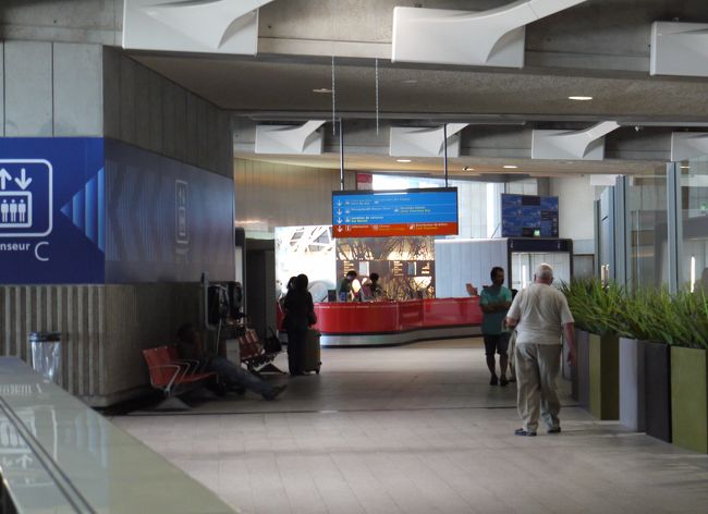 定刻にパリＣＤＧに到着。<br />入国審査も無事(スタンプを押してくれた)に終わり、荷物の引き取りをしたあと。<br />トラベラー・センターにて、<br />①ミュージアム・パス（４日）<br />②ディズニーランドの乗車券付チケット<br />を購入しました。