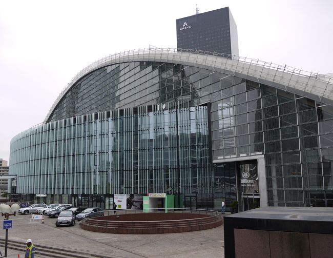 今回のホテルはパリの新都心と言われ、新凱旋門のある街にある”HILTON PARIS LA DEFENSE”です。<br /><br />空港からはタクシーを利用しましたが、30分ほどで到着し40ﾕｰﾛした。