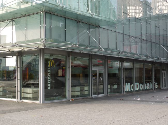 本日のディナーは　ホテル向いのショッピングサンターにあるＭＡＣです。<br />